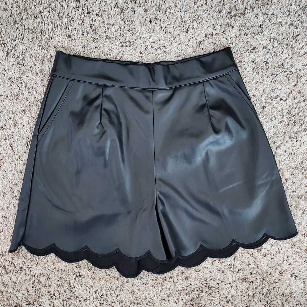 Umgee Black Faux Leather Scalloped Shorts Size Medium, New With Tags